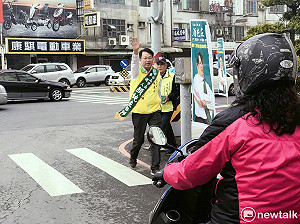 初選倒數 「站神」顏純左挨家挨戶拜票