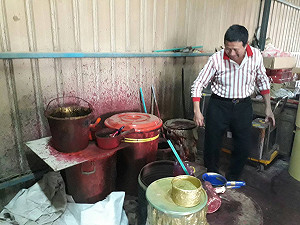 打翻金紙顏料 前港埔大排驚見染紅