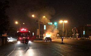小客車自撞安全島起火 駕駛自行逃出送醫