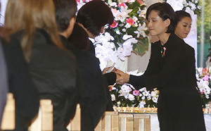 送乾爸最後一程  乾德門告別式鄭麗君致意