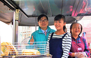 高雄市長參選人走春》邊走邊「出菜」 陳其邁打選戰一兼二顧