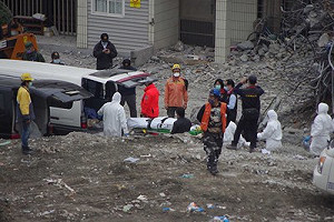 雲翠大樓陸籍夫婦遺體移出 搜救告終