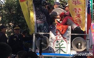 反年改團體：我們活得不痛快！ 立院前敲鑼鳴笛抗爭