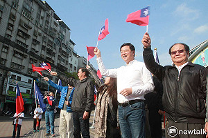 周錫瑋國旗掃街 暗諷侯友宜明轟李乾龍