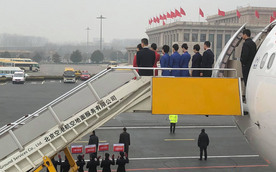 中國兩會前 赴京班機遇政協委員得脫鞋安檢