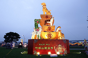 新北旺來福來燈會今晚試燈 璀璨金光耀河濱