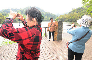 慈湖轉型去威權  遊客其實比謁靈者多