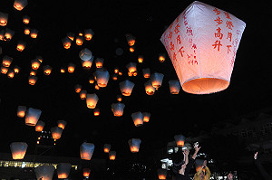 地表最強天燈節！賞燈旅遊不打結(影)