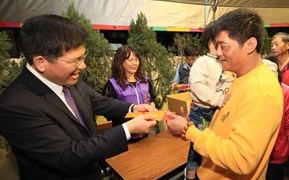 林佳龍元宵發紅包  不忘推銷花博卡