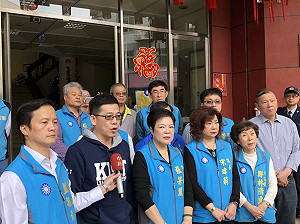 國民黨批蔣介石銅像被蓋帆布  基市警局：有油漆工程