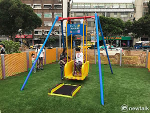 坐輪椅的小朋友也可以盪鞦韆！舞蝶大型共融遊戲場今啟用