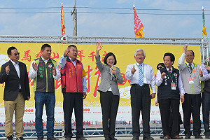 馬鳴山千歲遶境祈福  蔡英文到場一同吃飯擔