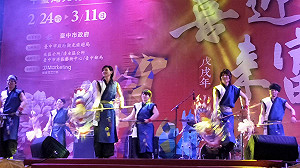 日本鏘鏘傘舞慶元宵!中台灣元宵燈會還帶花香