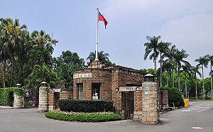 新校長卡關 台大師集資匾額諷教部管很寬