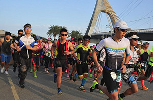 沒在怕！超狂孕婦鐵人三項接力賽奪冠