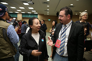 昔日撕破臉今握手言和？張花冠退出黨內初選挺陳明文