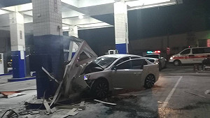 屏東枋山汽車衝撞加油站  2傷