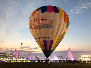 鳥目賞花燈！張花冠搭熱汽球玩翻了