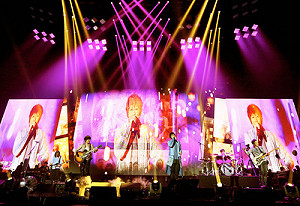 五月天歐洲巡演巴黎首站開唱 李宗盛力挺