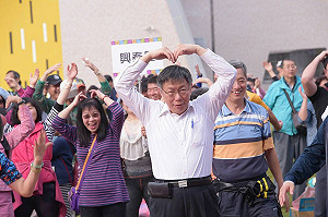 醫師邱文祥循柯Ｐ模式參選？柯：時空背景都不同