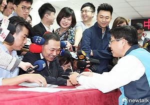 侯友宜完成初選登記 強調「批評別人不會成就自己」