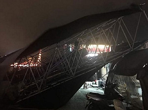 風太大！花蓮太平洋燈會舞台燈架倒塌