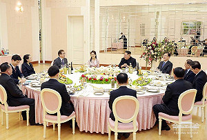 金正恩破天荒親自接待韓國特使團  李雪主作陪