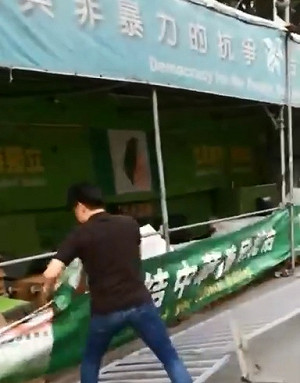 統派報復！公投盟帳篷區遭潑漆毀損 警帶回 4人