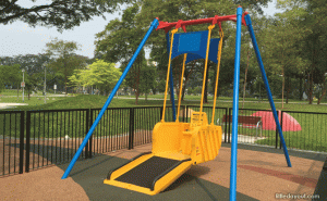 輪椅鞦韆為何架圍籬？工務局：保護周圍孩童