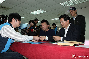 周錫瑋親至新北市黨部完成登記參選手續