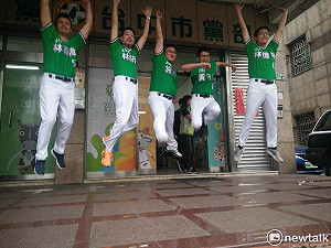 著棒球裝聯合登記 五力新世代強攻中市議會