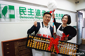 投入北市議員選戰 吳思瑤送「賢慧三寶」給陳賢蔚