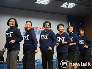 藍女力爆發跳抖肩舞　忘了邀吳敦義上台加油