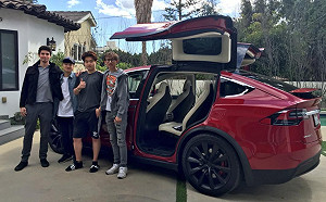 《英雄聯盟》曬名車照騙倒粉絲  Huni：那是借來的