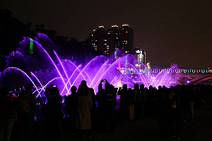 這樣一日遊!碧潭看光影舞「神鬼奇航」烏來泡湯