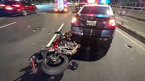 重機撞板橋交通隊路檢點  3警1騎士受傷送醫