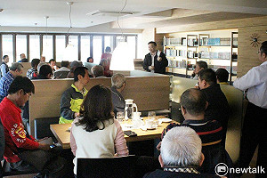 展開密集客廳會，高思博傾聽市民心聲