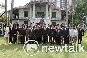 紀念國父逝世93週年 駐星代表獻花致敬