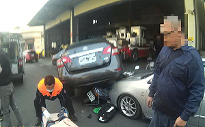 小客車撞進修車廠 車變形3人受傷