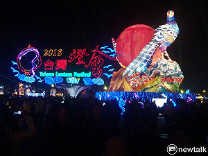 現場直擊》嘉義燈會閉幕晚會 歌舞壯觀燈光炫目 (影)