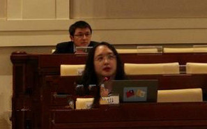 唐鳳赴教廷談台灣民主  iPad背面貼國旗引注