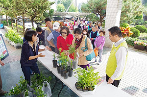 2萬樹苗索取一空 原來高雄植樹節送這些
