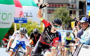 浪漫台三線國際自由車環台大賽 林佳龍終點會選手