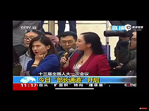 鋒芒強壓習皇帝！「白眼事件」藍衣女記者紅遍網路