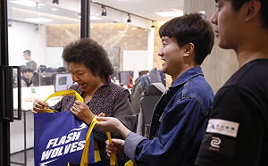 花媽驚喜訪閃電狼  網友：牛排怎麼來了？