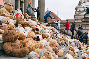 德童擺滿泰迪熊 聲援敘利亞難民受教權