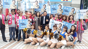 登記參選辣妹助陣 張顯耀：當選後幫柯P找工作