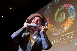 這個VR不一樣！包覆式頭戴帶你進行太空旅行