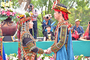 南島婚禮日本人也愛！鞦韆下10對新人定終生