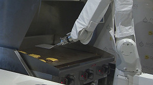 漢堡機器人烤爐前顯身手 上班一天就被換下來